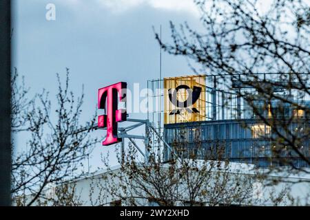 DAS Logo vom Weltkonzern Deutsche Telekom AG, auf dem Dach der Konzernzentrale an der Friedrich Ebert Allee a Bonn. IM Hintergrund das Logo der Deutsche Post DHL Group am nahegelegenen Hauptsitz im Post Tower 03.04.2024 Bonn Gronau NRW Deutschland *** il logo della società globale Deutsche Telekom AG, sul tetto della sede centrale di Friedrich Ebert Allee a Bonn sullo sfondo il logo del gruppo Deutsche Post DHL presso la vicina sede della Torre delle poste 03 04 2024 Bonn Gronau NRW Germania Copyright: xBonn.digitalx/xMarcxJohnx Foto Stock