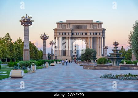 Arco di trionfo al parco Heydar Aliyev a Ganja, Azerbaigian Foto Stock