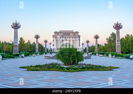 Arco di trionfo al parco Heydar Aliyev a Ganja, Azerbaigian Foto Stock