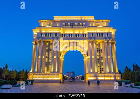 Arco di trionfo al parco Heydar Aliyev a Ganja, Azerbaigian Foto Stock