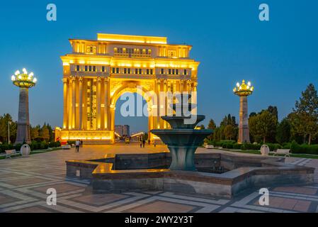 Arco di trionfo al parco Heydar Aliyev a Ganja, Azerbaigian Foto Stock