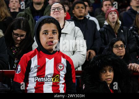 Londra, Regno Unito. 3 aprile 2024. Tifosi del Brentford durante la partita di Premier League al Gtech Community Stadium di Londra. Credito immagine dovrebbe essere: Kieran Cleeves/Sportimage Credit: Sportimage Ltd/Alamy Live News Foto Stock