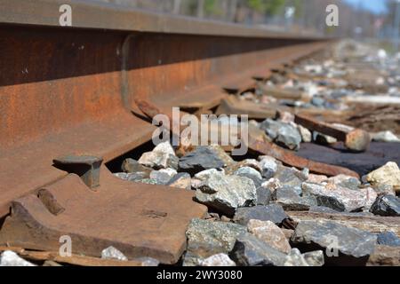 Vista laterale del binario ferroviario con chiodi Foto Stock