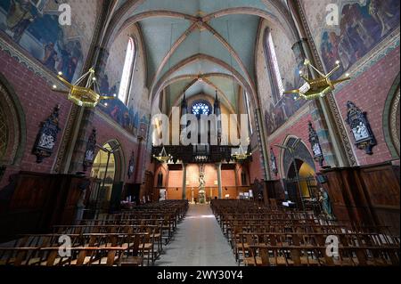 Navata della Chiesa di San Nicola che guarda a ovest con rosone e organo, classificata come monumento storico dal Ministero della Cultura francese di Tolosa Foto Stock