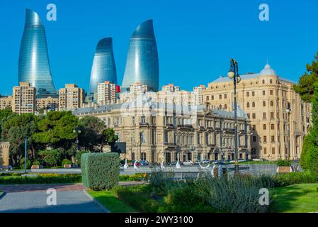 Mix di architettura storica e contemporanea nella città vecchia di Baku, Azerbaigian Foto Stock