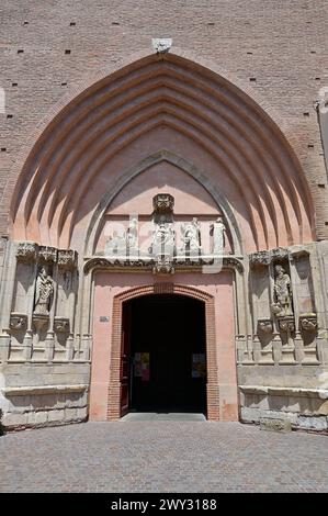Portale d'ingresso alla Chiesa di San Nicola, con altorilievo dell'Adorazione dei Magi nel timpano, quartiere di Saint Cyprien, Tolosa, Francia Foto Stock