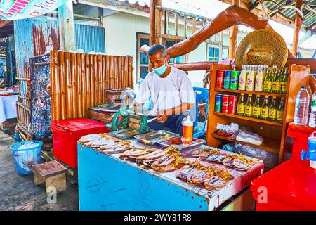 PHANG NGA, TAILANDIA - 28 APRILE 2019: La bancarella del mercato con calamari secchi e macchine a rullo calamari nel villaggio musulmano galleggiante di Ko Panyi, Phang Nga, Th Foto Stock