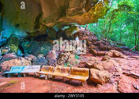 PHANG NGA, THAILANDIA - APRILE 28: La lussureggiante foresta tropicale verde nella grotta del Tempio di Wat Suwan Kuha, il 28 aprile a Phang Nga Foto Stock