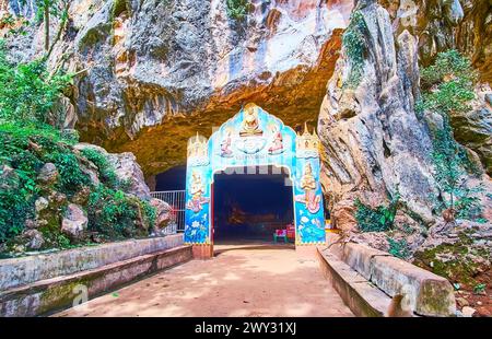 PHANG NGA, THAILANDIA - APRILE 28: Il cancello colorato scolpito di fronte al tempio della grotta Wat Suwan Kuha, il 28 aprile a Phang Nga Foto Stock