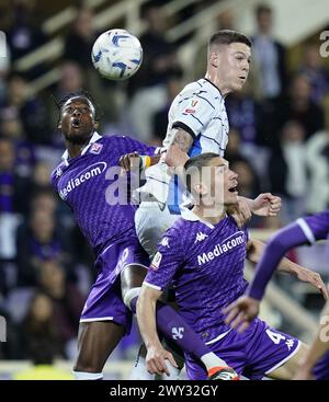 Firenze, Italia. 3 aprile 2024. Christian Kouame (L) della Fiorentina e Nikola Milenkovic (R) si scontrano con Emil Holm dell'Atalanta durante la semifinale di Coppa Italia partita di calcio di 1a tappa tra Fiorentina e Atalanta a Firenze, Italia, 3 aprile 2024. Crediti: Alberto Lingria/Xinhua/Alamy Live News Foto Stock