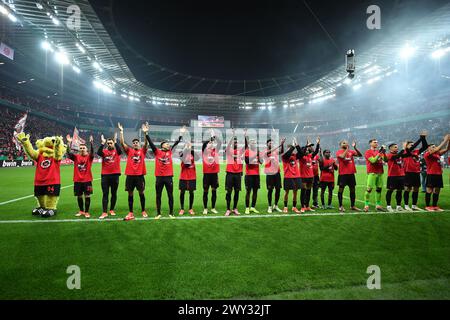 Leverkusen, Germania. 3 aprile 2024. I giocatori del Bayer 04 Leverkusen riconoscono gli spettatori dopo aver vinto la semifinale di Coppa di Germania tra il Bayer 04 Leverkusen e la fortuna Dusseldorf a Leverkusen, Germania, il 3 aprile 2024. Crediti: Ulrich Hufnagel/Xinhua/Alamy Live News Foto Stock