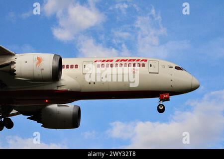 Air India Boeing 787-8 Dreamliner atterra sulla pista 15 dell'aeroporto di Birmingham Foto Stock