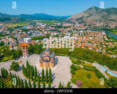 Vista panoramica della città bosniaca di Trebinje e del tempio Hercegovacka Gracanica Foto Stock