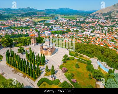 Vista panoramica della città bosniaca di Trebinje e del tempio Hercegovacka Gracanica Foto Stock