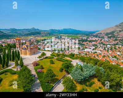 Vista panoramica della città bosniaca di Trebinje e del tempio Hercegovacka Gracanica Foto Stock