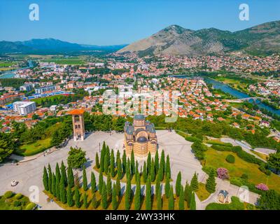 Vista panoramica della città bosniaca di Trebinje e del tempio Hercegovacka Gracanica Foto Stock