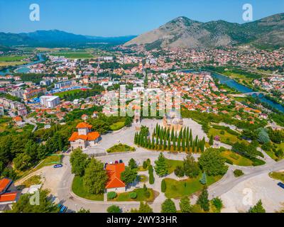 Vista panoramica della città bosniaca di Trebinje e del tempio Hercegovacka Gracanica Foto Stock