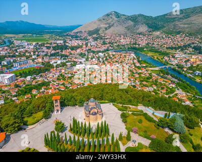 Vista panoramica della città bosniaca di Trebinje e del tempio Hercegovacka Gracanica Foto Stock