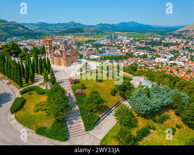 Vista panoramica della città bosniaca di Trebinje e del tempio Hercegovacka Gracanica Foto Stock