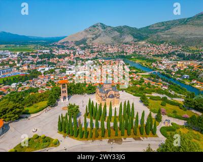 Vista panoramica della città bosniaca di Trebinje e del tempio Hercegovacka Gracanica Foto Stock