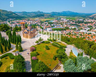 Vista panoramica della città bosniaca di Trebinje e del tempio Hercegovacka Gracanica Foto Stock