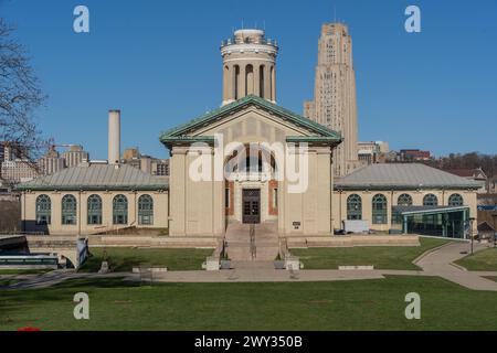 Pittsburgh, Pennsylvania, Stati Uniti: 24 marzo 2024: Hamerschlag Hall nel campus della Carnegie Mellon University e la Cattedrale di Learning sull'Unive Foto Stock