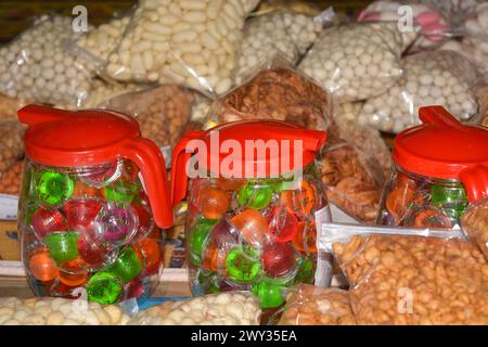 12 maggio 2023. Oreos, vista di pile di spuntini del mercato allineati. Niente persone, Wonosobo, Indonesia Foto Stock