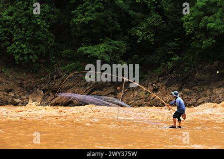 Pescatori che utilizzano attrezzature per la pesca a rete (rete quadrata) per la cattura di pesci a Kaeng Luang, provincia di Nan, Thailandia Foto Stock