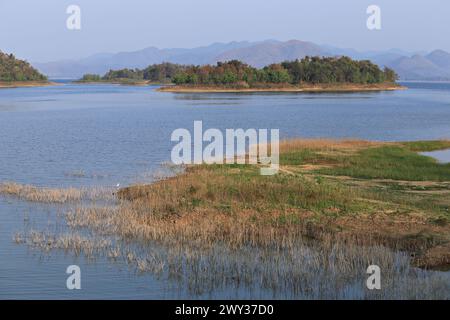 La diga di Kaeng Krachan nella stagione secca può vedere molte isole. Provincia di Phetchaburi, Thailandia Foto Stock