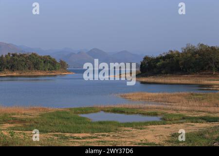 La diga di Kaeng Krachan nella stagione secca può vedere molte isole. Provincia di Phetchaburi, Thailandia Foto Stock