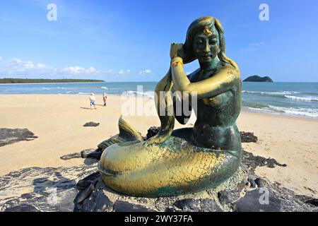 Statue di sirena dorata sulla spiaggia di Samila. Punto di riferimento della provincia di Songkhla, Thailandia Foto Stock