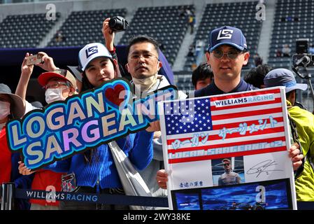 Suzuka, Giappone. 4 aprile 2024. Atmosfera da circuito - appassionati di Logan Sargeant (USA) Williams Racing. Campionato del mondo di Formula 1, Rd 4, Gran Premio del Giappone, giovedì 4 aprile 2024. Suzuka, Giappone. Crediti: James Moy/Alamy Live News Foto Stock
