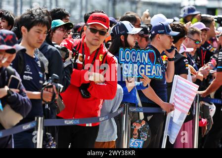 Suzuka, Giappone. 4 aprile 2024. Atmosfera da circuito - appassionati di Logan Sargeant (USA) Williams Racing. Campionato del mondo di Formula 1, Rd 4, Gran Premio del Giappone, giovedì 4 aprile 2024. Suzuka, Giappone. Crediti: James Moy/Alamy Live News Foto Stock
