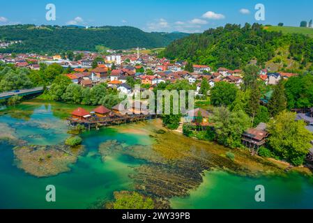 Riverisde di una a Bosanska Krupa in Bosnia-Erzegovina Foto Stock