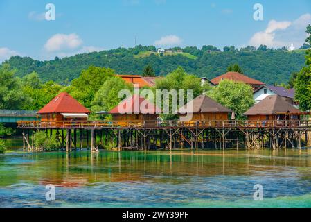 Riverisde di una a Bosanska Krupa in Bosnia-Erzegovina Foto Stock