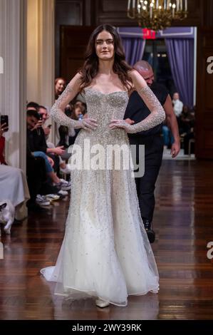 NEW YORK, NEW YORK - 2 APRILE: Le modelle percorrono il finale della pista all'Idan Cohen Bridal Spring 2025 Runway Show al St Regis Hotel il 2 aprile 2024 a New York City. (Foto di Ron Adar / SOPA Images/Sipa USA) Foto Stock