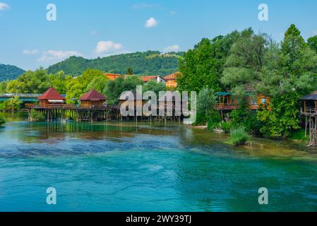 Riverisde di una a Bosanska Krupa in Bosnia-Erzegovina Foto Stock