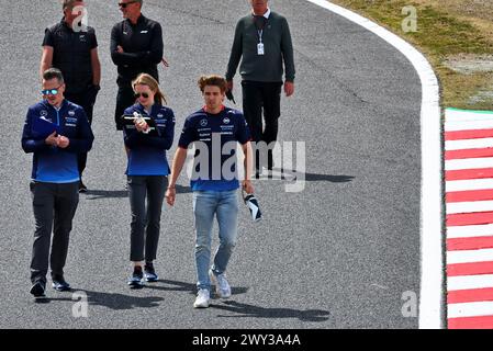 Suzuka, Giappone. 4 aprile 2024. Logan Sargeant (USA) Williams Racing percorre il circuito con Gaetan Jego, Williams Racing Engineer ed Elizabeth Wood Boyer (GBR) Williams Racing Performance Engineer. 04.04.2024. Formula 1 World Championship, Rd 4, Japanese Grand Prix, Suzuka, Giappone, giornata di preparazione. Il credito fotografico dovrebbe essere: XPB/Alamy Live News. Foto Stock