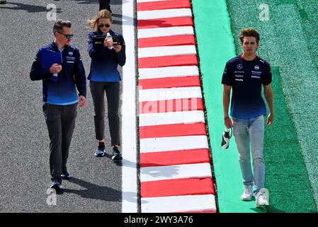 Suzuka, Giappone. 4 aprile 2024. Logan Sargeant (USA) Williams Racing percorre il circuito con Gaetan Jego, Williams Racing Engineer ed Elizabeth Wood Boyer (GBR) Williams Racing Performance Engineer. 04.04.2024. Formula 1 World Championship, Rd 4, Japanese Grand Prix, Suzuka, Giappone, giornata di preparazione. Il credito fotografico dovrebbe essere: XPB/Alamy Live News. Foto Stock