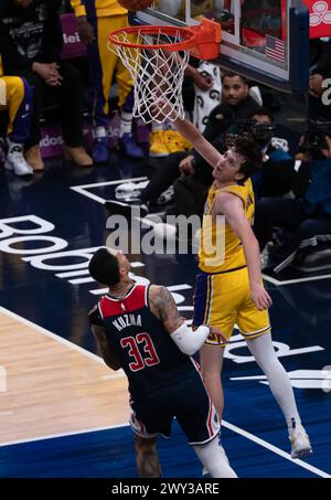 Washington, Stati Uniti. 3 aprile 2024. WASHINGTON, DC - 3 APRILE: La guardia dei Los Angeles Lakers Austin Reaves (15) gira intorno per vedere il suo colpo durante una partita NBA tra i Washington Wizards e i Los Angeles Lakers, il 3 aprile 2024, alla Capital One Arena di Washington, DC. (Foto di Tony Quinn/SipaUSA) credito: SIPA USA/Alamy Live News Foto Stock