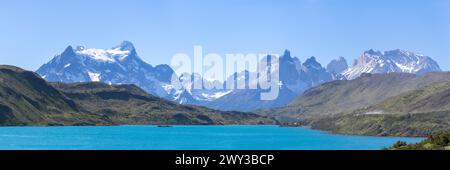 Panorama, Lago Pehoe, dietro di esso le Ande, Parco Nazionale Torres del Paine, Parque Nacional Torres del Paine, Cordillera del Paine, Torri del Blu Foto Stock