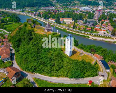 Fortezza di Maglaj e fiume Bosnia in Bosnia ed Erzegovina Foto Stock