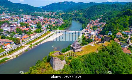 Fortezza di Maglaj e fiume Bosnia in Bosnia ed Erzegovina Foto Stock