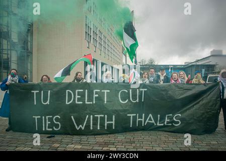 Delft, Olanda meridionale, Paesi Bassi. 3 aprile 2024. Gli attivisti si trovano nel campus della Technical University of Delft, che lavora con Thales Group. Attivisti dell'Extinction Rebellion Netherlands - la giustizia ha bloccato le entrate dell'ufficio del gruppo Thales a Delft, nei Paesi Bassi. Questi attivisti hanno bloccato gli uffici di Thales a causa della fornitura di armi e parti di armi al governo israeliano. (Credit Image: © James Petermeier/ZUMA Press Wire) SOLO PER USO EDITORIALE! Non per USO commerciale! Foto Stock