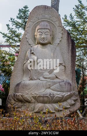 Buddha seduto scolpito nella roccia al Tempio di Manbulsa a Yeongcheon, Corea del Sud Foto Stock