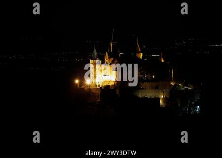 Castello di Hohenzollern, castello ancestrale della famiglia principesca ed ex casa reale prussiana e imperiale tedesca di Hohenzollern Foto Stock