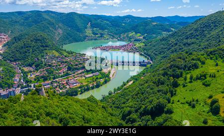 Vista aerea della centrale idroelettrica di Zvornik tra Bosnia e Serbia Foto Stock