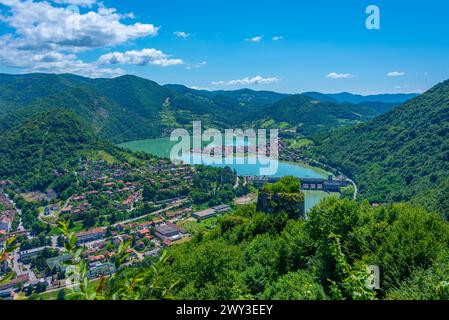 Vista aerea della centrale idroelettrica di Zvornik tra Bosnia e Serbia Foto Stock