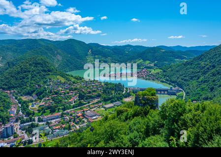 Vista aerea della centrale idroelettrica di Zvornik tra Bosnia e Serbia Foto Stock