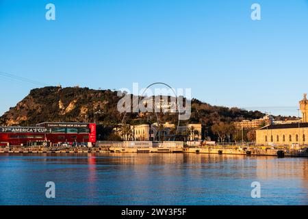 Vista di Montjuic dal vecchio porto di Barcellona, Spagna Foto Stock